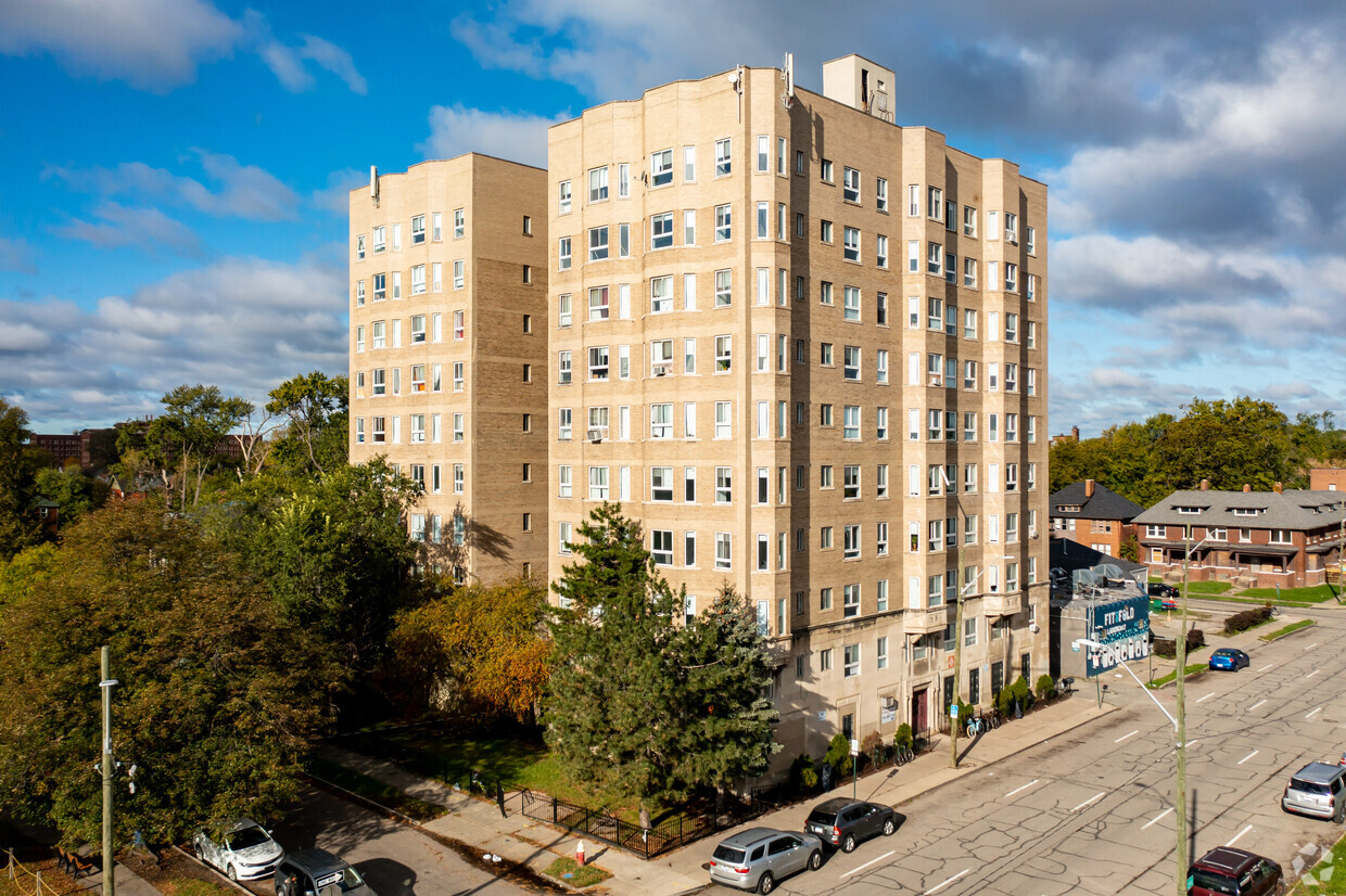 Primary Photo - Lee Crest Apartments