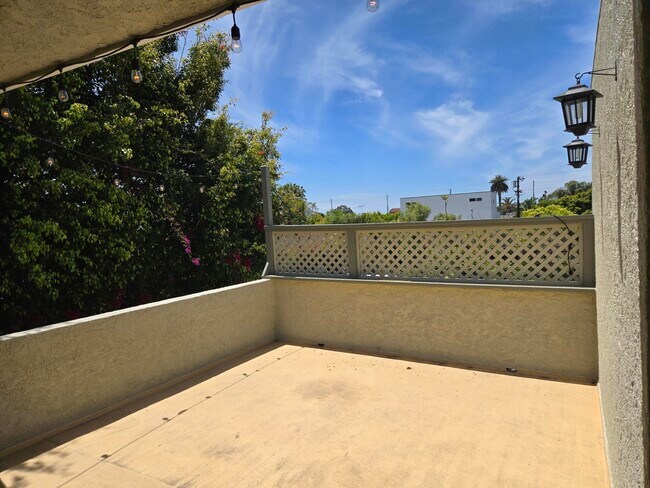Foto del edificio - 3662 Kelton Ave