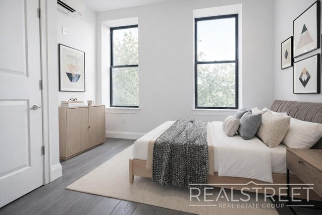 Building Photo - Super Bright 2 BED w LAUNDRY IN-Unit!