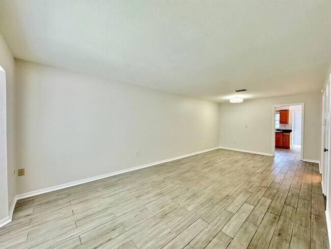 Building Photo - 601 S Albany Ave