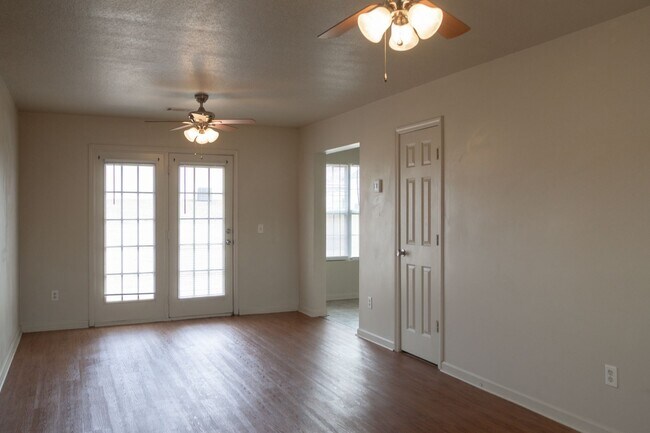 Foto del edificio - 5005 Scotch Pine Ave