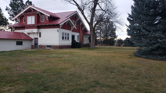 Building Photo - Beautiful craftsman style farmhouse outsid...