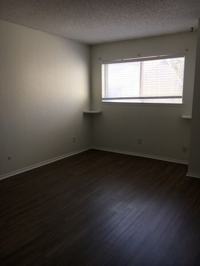 2 dormitorios grandes - 2365 E Geddes Ave