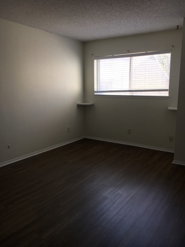 2 large bedrooms - 2365 E Geddes Ave