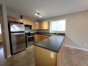 Building Photo - 130 Hyndman Cres NW