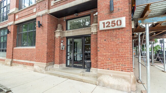 Building Photo - 1250 W Van Buren St
