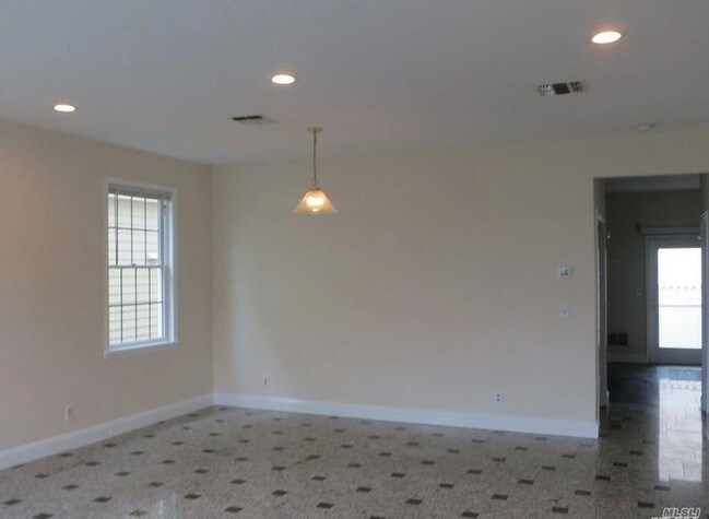 Foto del edificio - 7811 Shore Rd