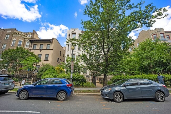 Building Photo - $1000 Concession! Professionally Managed//...
