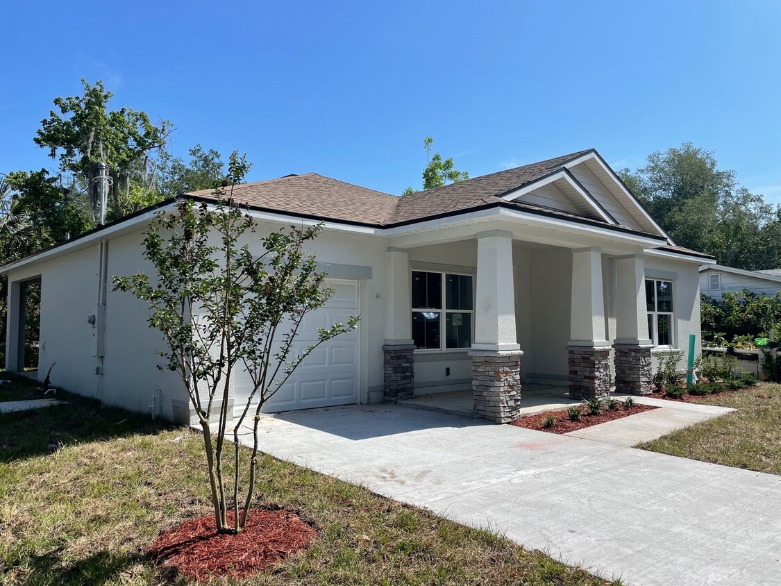 Primary Photo - Brand New Winter Garden Home