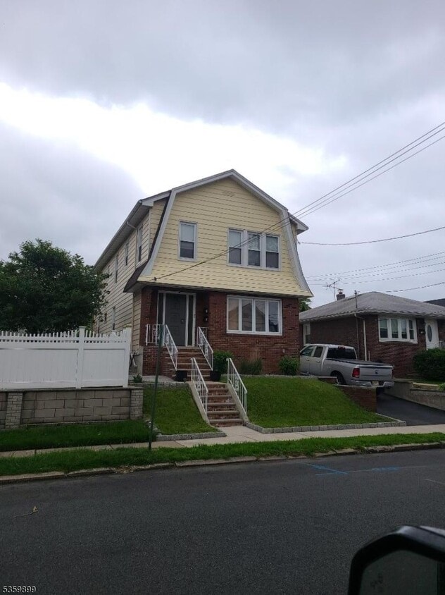Primary Photo - 82 Elm St