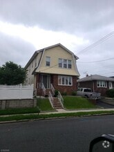 Building Photo - 82 Elm St
