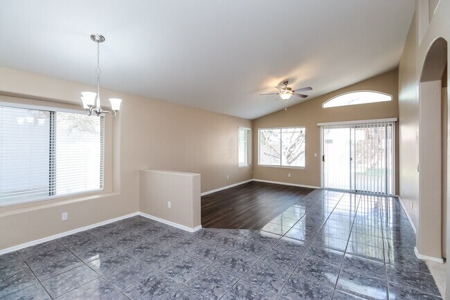 Foto del edificio - 832 E Baylor Ln