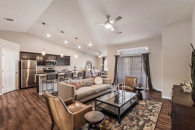 Hermosos Planos de planta abiertos con espacio para entretenimiento* - Redwood Simpsonville Neely Ferry Road