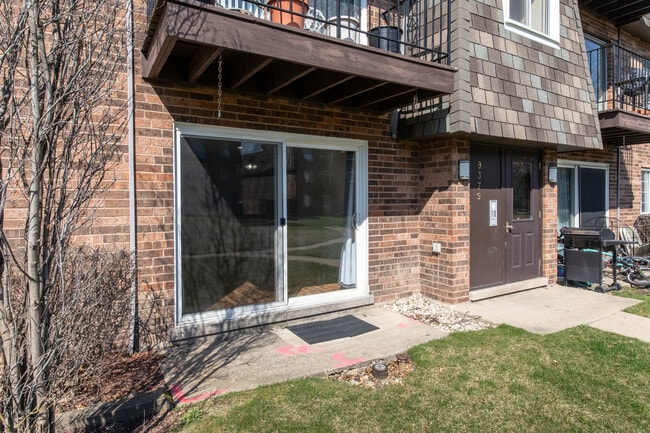 Building Photo - 9379 Bay Colony Dr