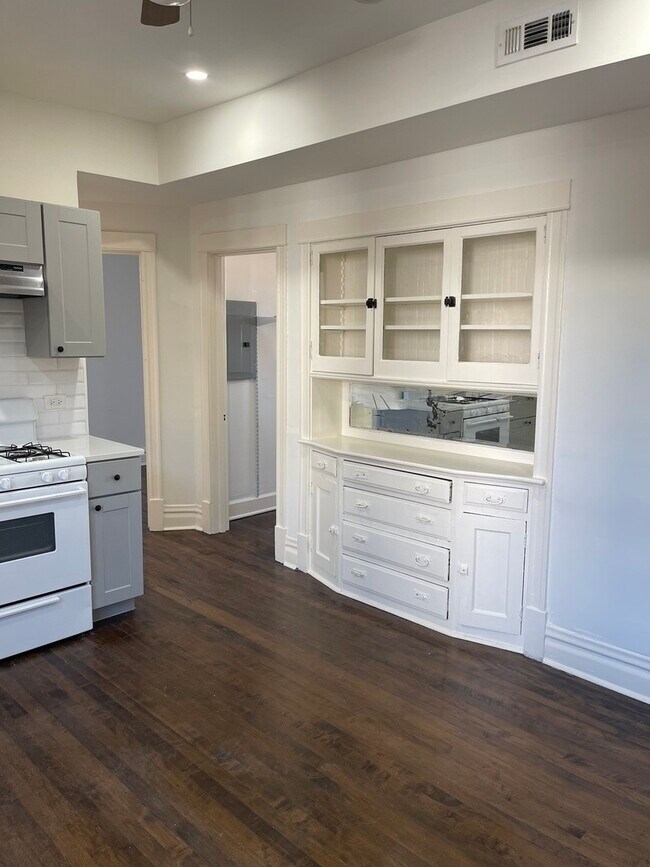 Foto del edificio - 3707 W Augusta Blvd