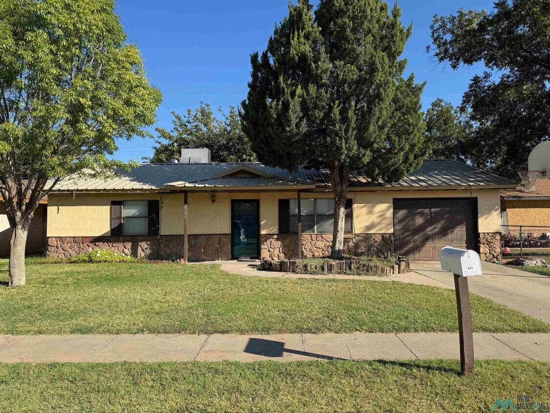Primary Photo - 2008 W Mann Ave