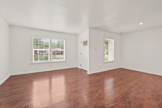 Building Photo - 231 Cicero Ave