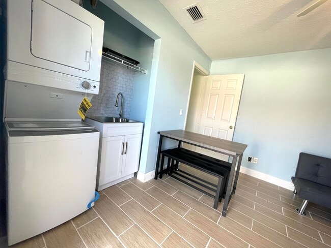 Foto del edificio - 5753 SE Mercedes Ave