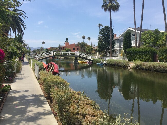 Foto del edificio - 2712 Strongs Dr