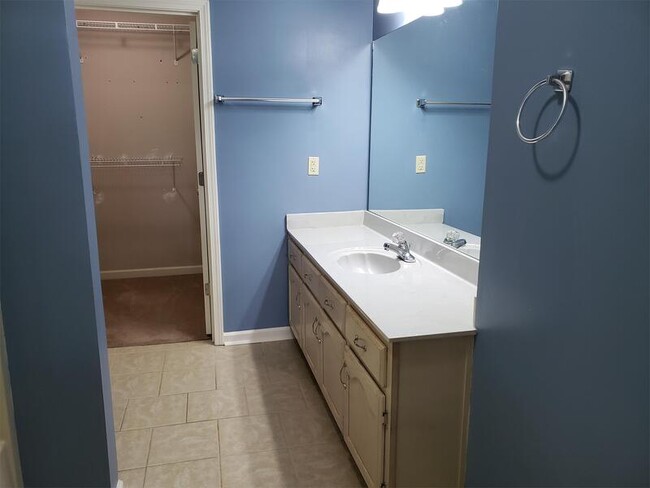 Building Photo - 6878 Lagrange Cir N