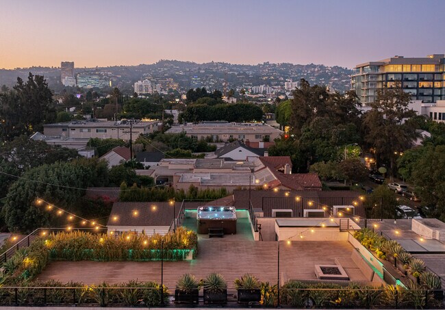 Building Photo - 115 N La Peer Dr