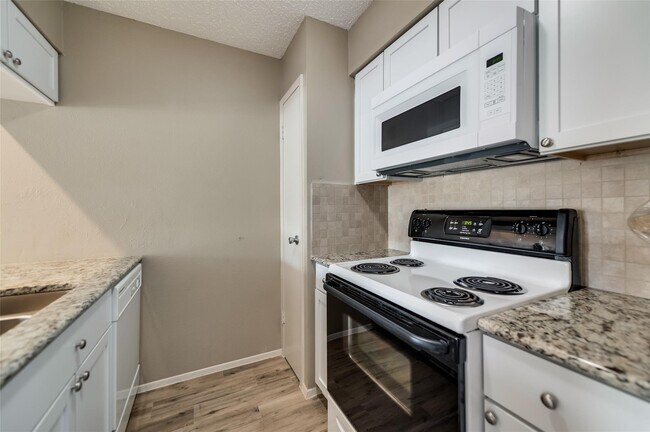 Foto del edificio - 4859 Cedar Springs Rd