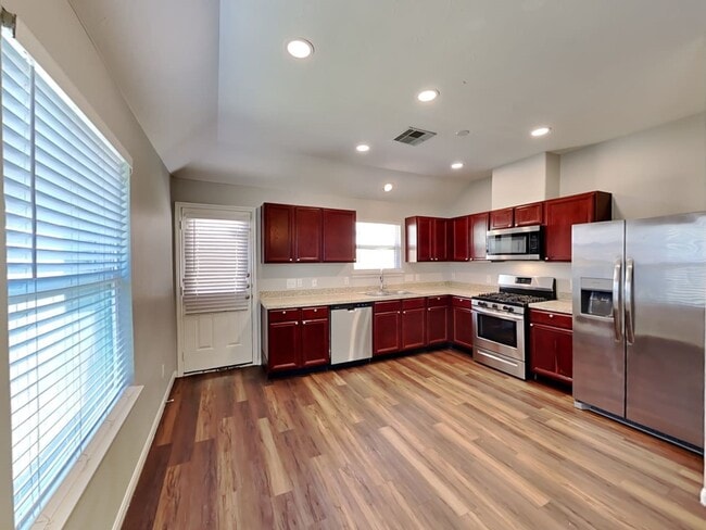 Foto del edificio - 18810 Dennington Dr