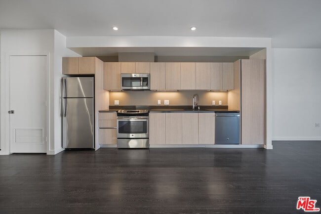 Foto del edificio - 5800 Harold Way