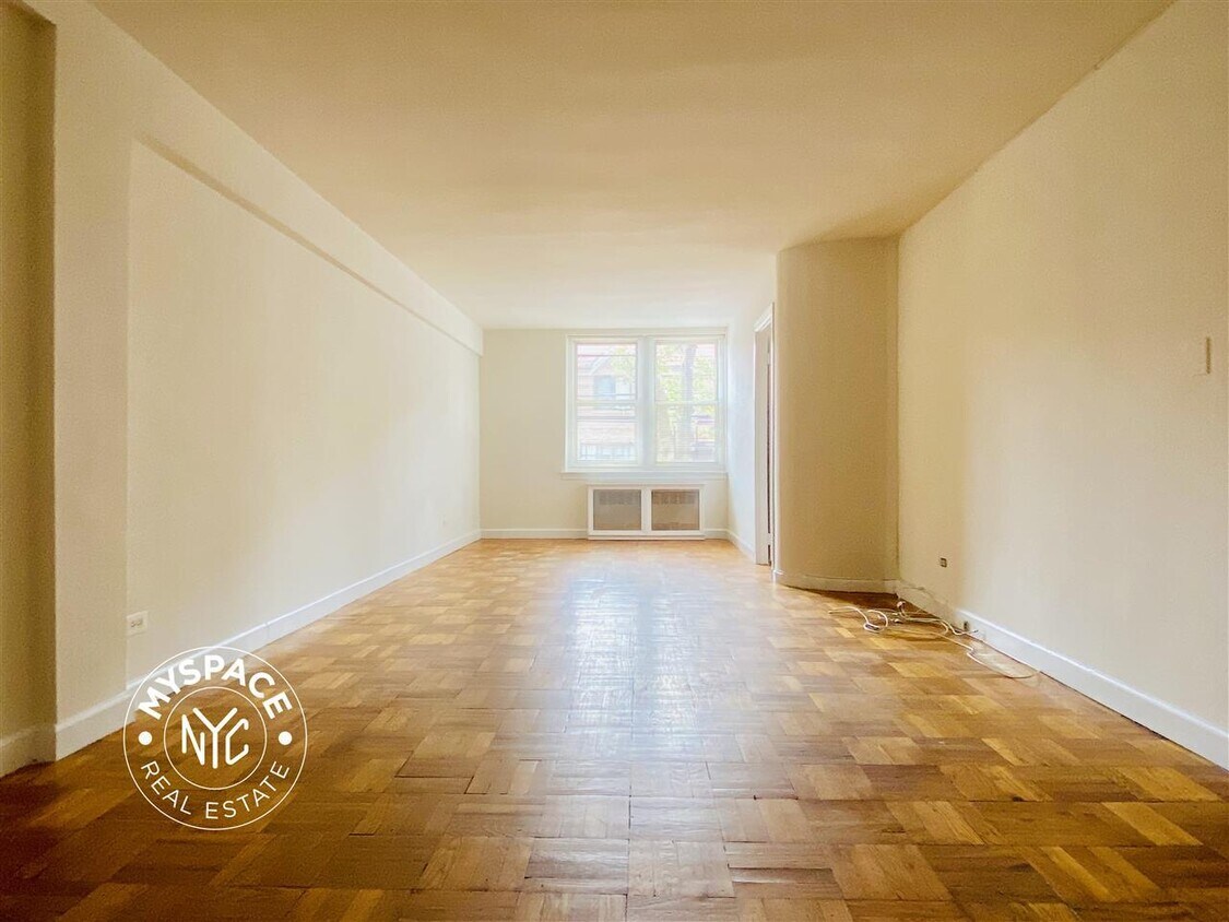 Foto principal - 67-41 Burns St