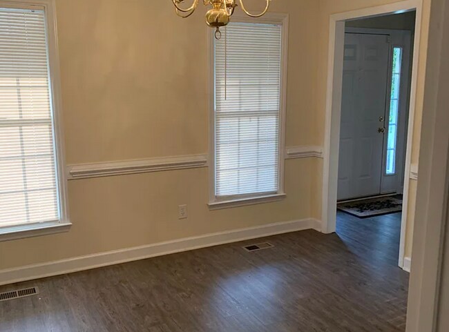 Building Photo - Spacious 3-Bedroom Home with Detached Garage – Available Now!