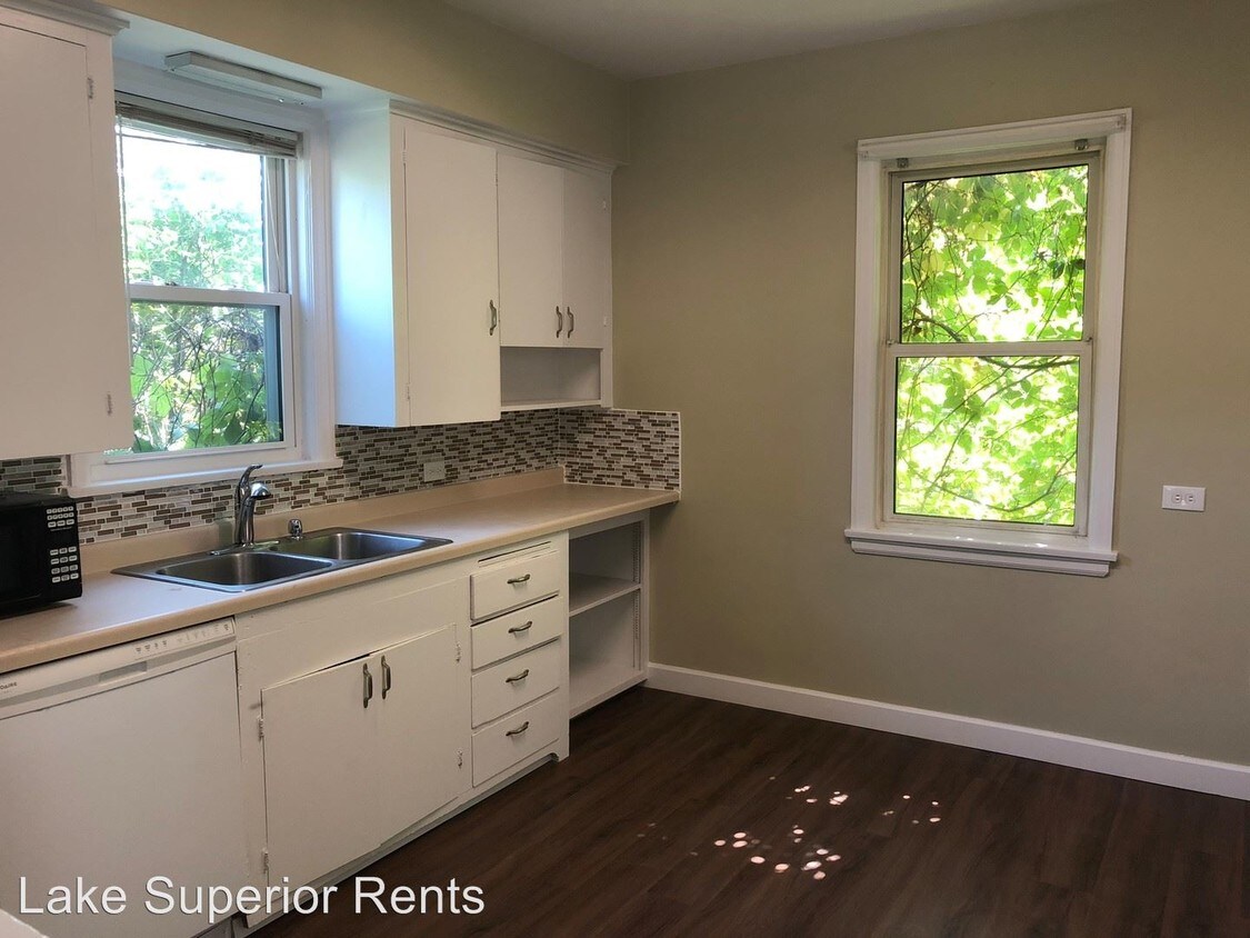 Primary Photo - 3 br, 1.5 bath Room For Rent - 1132 E 3rd St