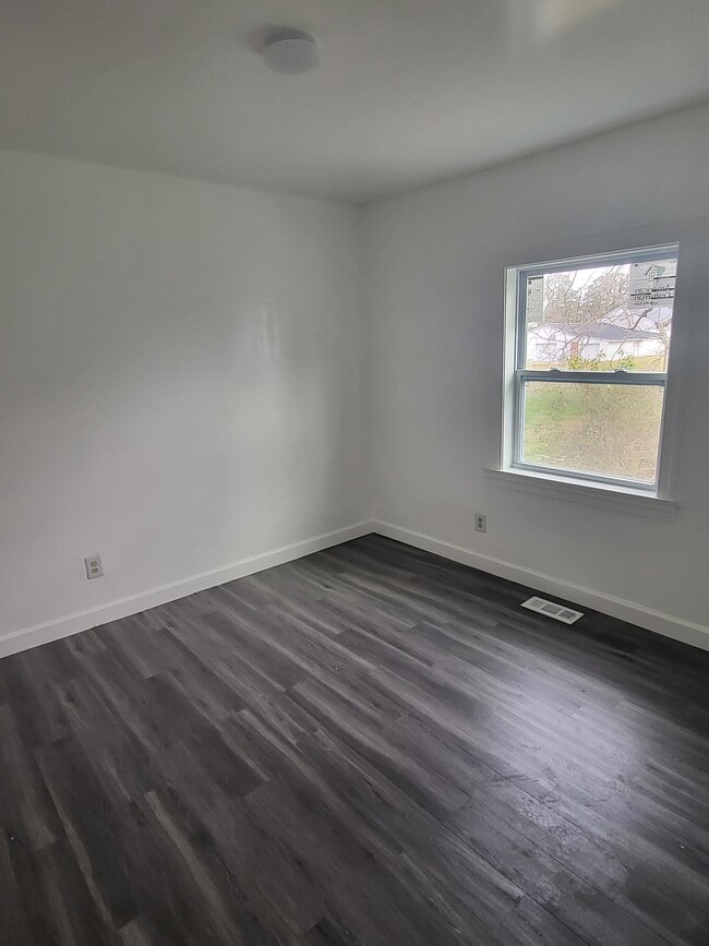 Bedrm 2 - 108 Jones St