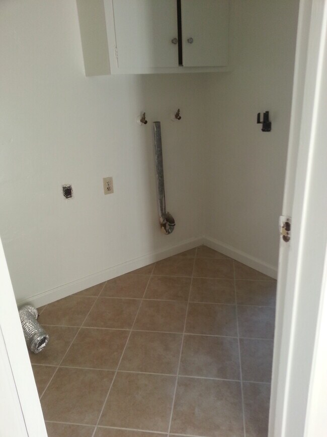 Laundry - 2213 Ruhland Ave