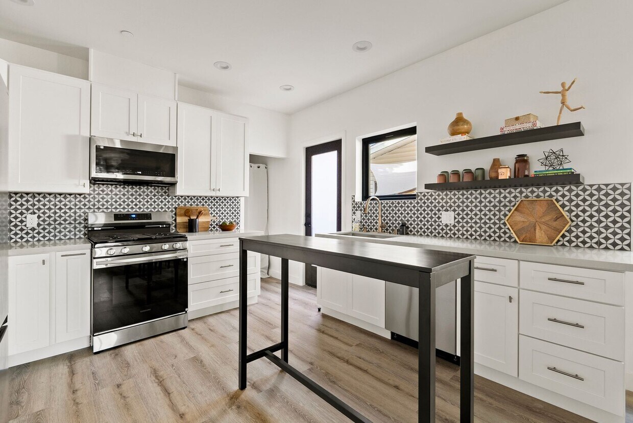 Primary Photo - Stunning brand new construction, modern lu...