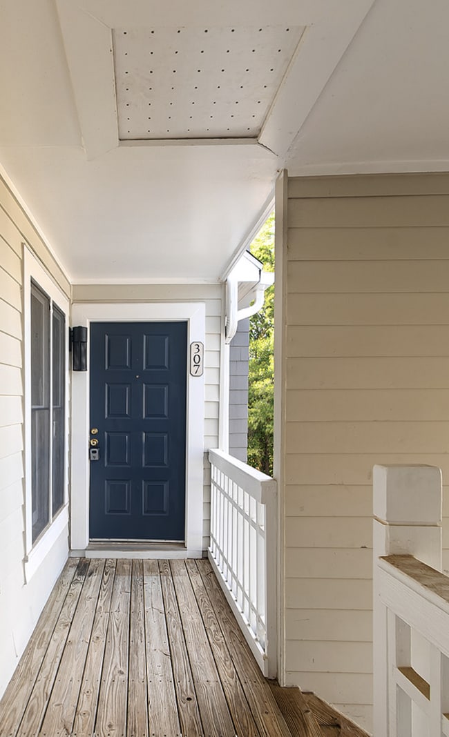 Building Photo - Chic & Cozy Condo in the heart of Raleigh!
