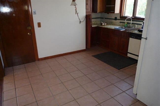 Building Photo - 569 Main St