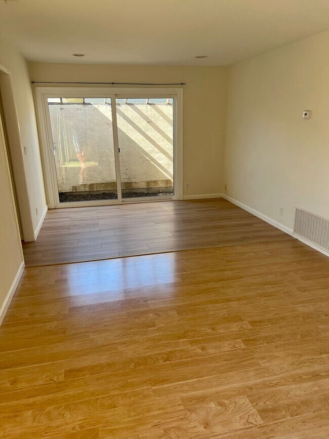 Foto del edificio - SPACIOUS BRIGHT CUL-DE-SAC 3BD/2BA HOUSE w...