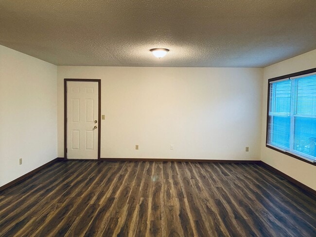 Building Photo - 2 Bed 2 Bath 1 Car Garage Flat Duplex- $30...