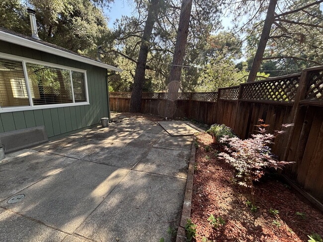 Building Photo - Darling 2-bed home with private lot nestled at end of cul-de-sac!