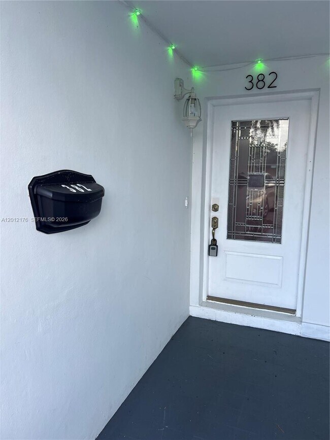 Foto del edificio - 382 NE 113th St