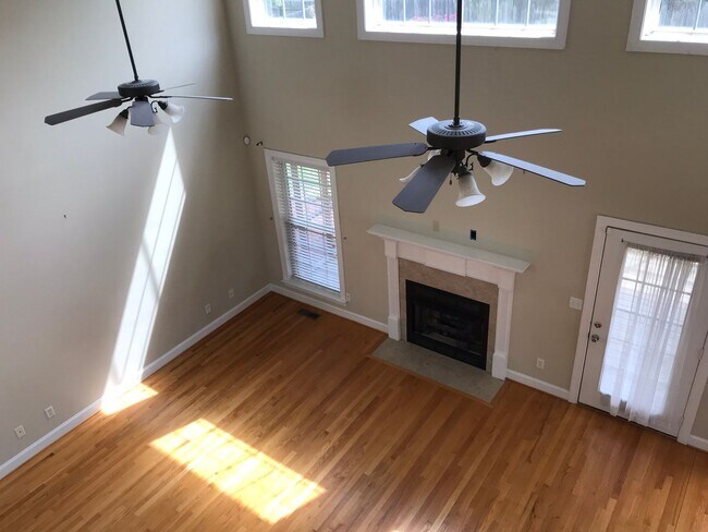 Building Photo - 5 Bedroom Home in Wonderful Subdivision in...