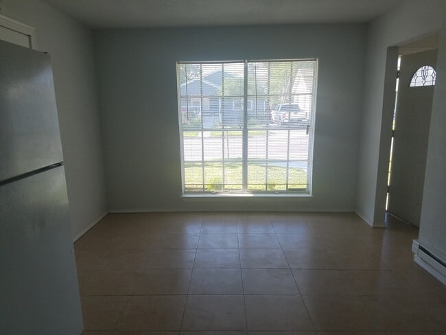 Foto del edificio - 2 bedroom 1 bath 43rd Ave. L - pet friendly