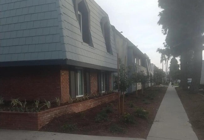 Building Photo - 5560 Ackerfield Ave