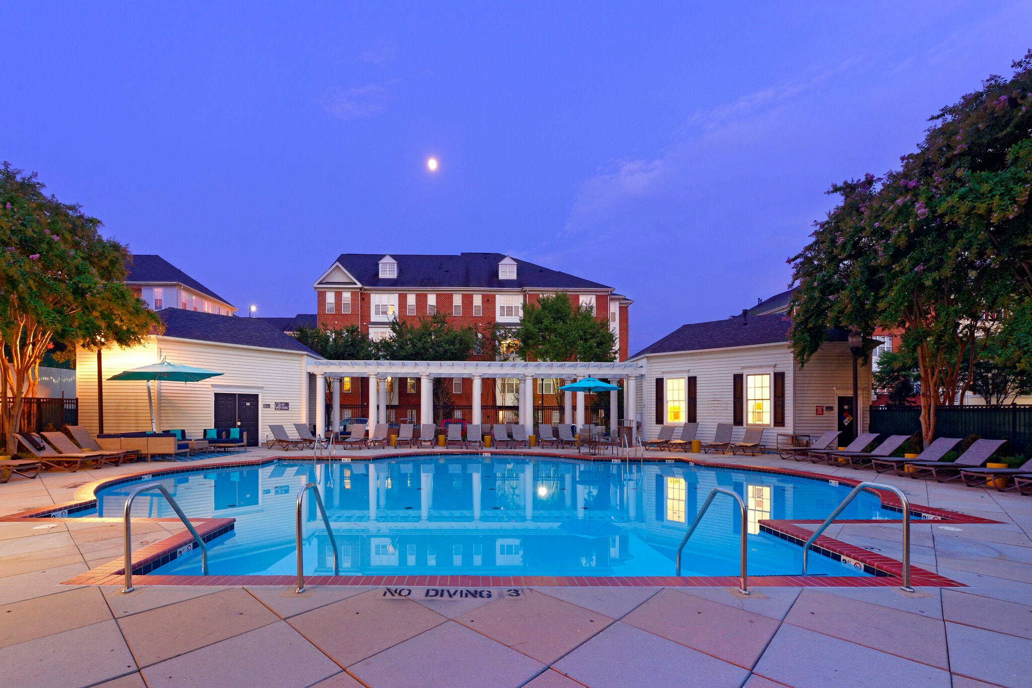 Avalon at Arlington Square — courtyard with swimming pool and sundeck, Arlington, VA