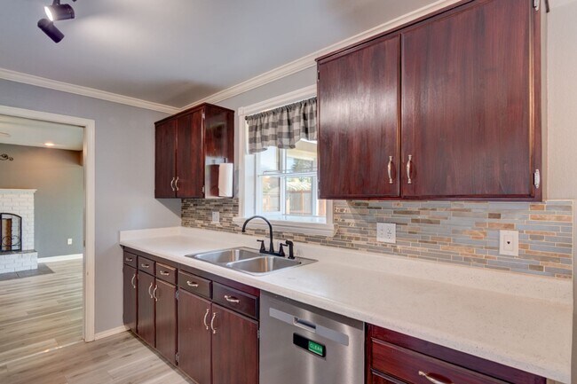 Foto del edificio - 3 Bedroom 2 Bath Single Story Home - Fenced Backyard