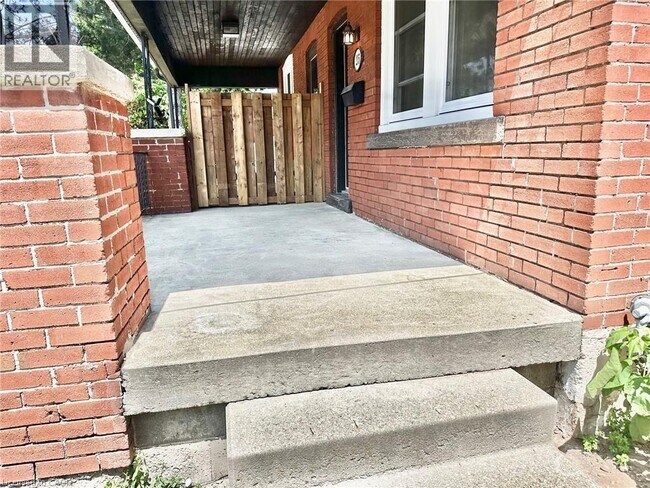 Photo du bâtiment - 215 Rosewood Rd