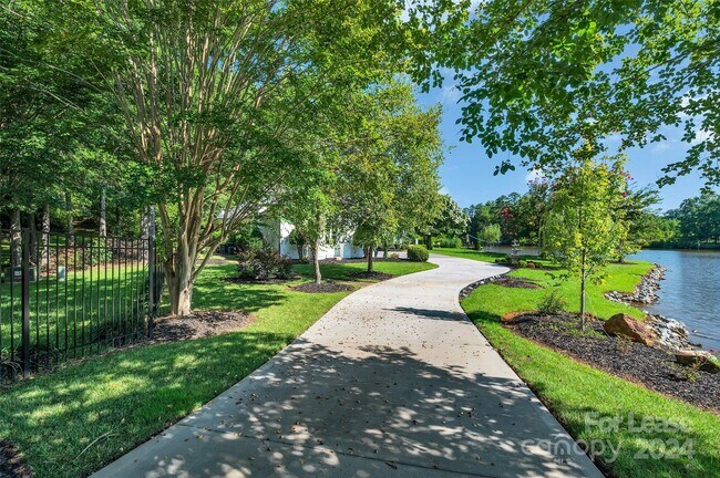 Building Photo - 1337 Whispering Oaks Ln