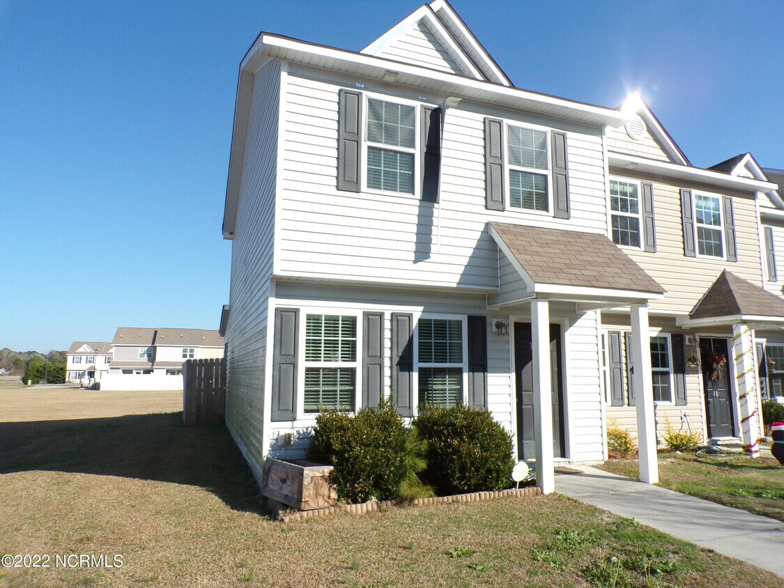 311 Burley Dr, Hubert, NC 28539 Townhouse for Rent in Hubert, NC