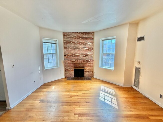 Building Photo - Dupont Prime Location Tree-Lined Corcoran St & 17th 1 bed 1 bath Condo UTILITIES INCLUDED.