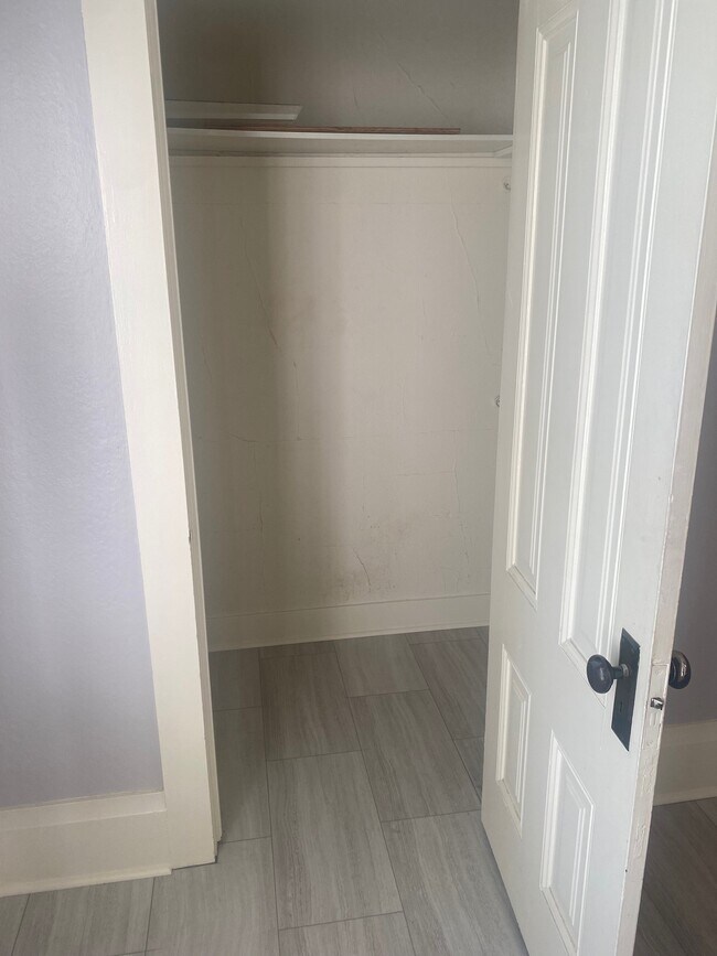 Armario del dormitorio - 2707 I St